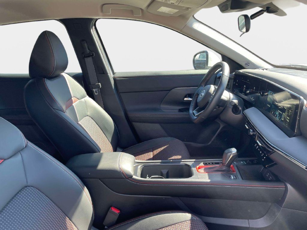 Used 2025 Nissan Kicks SR AWD/4WD image 10