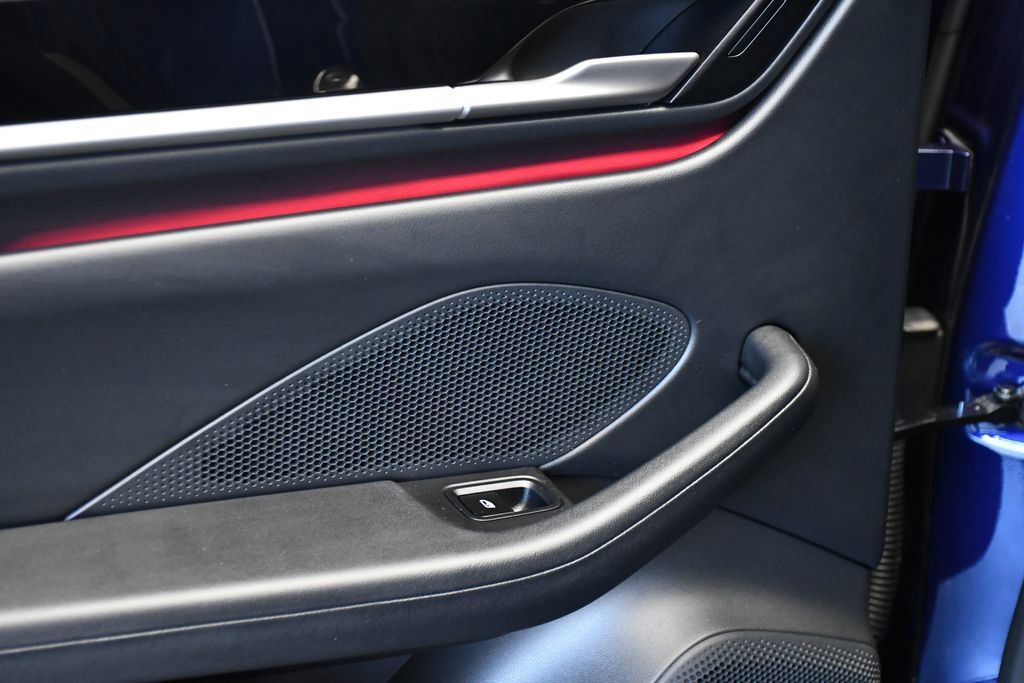 Certified 2025 Porsche Macan 4S Electric AWD/4WD image 45