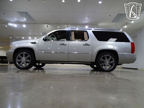 Used 2011 Cadillac Escalade ESV Premium image 8