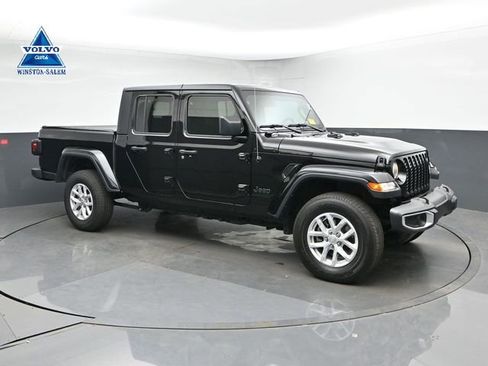 Used 2023 Jeep Gladiator Sport AWD/4WD image 1