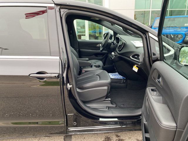 New 2027 Chrysler Pacifica Select FWD image 25