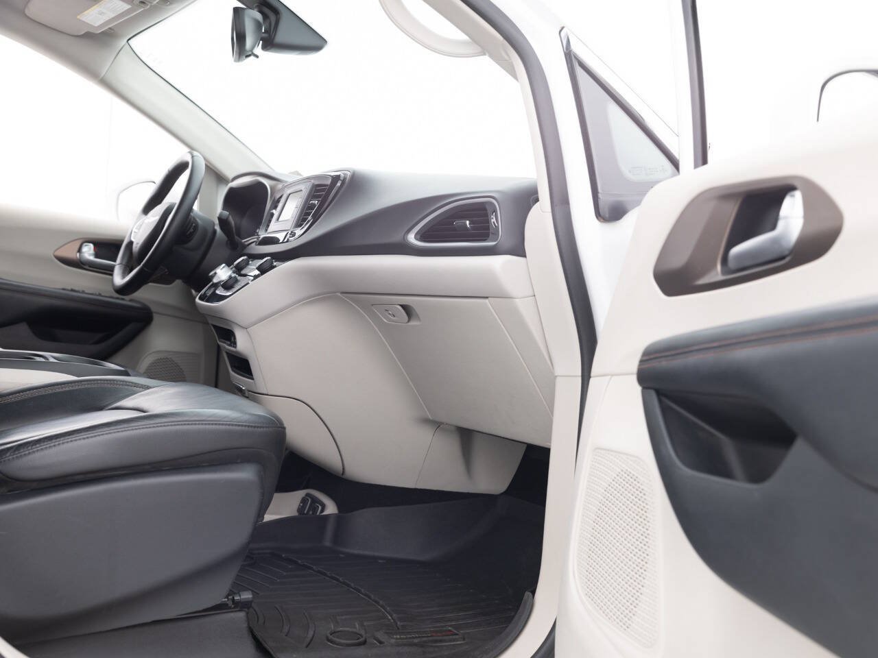 Used 2017 Chrysler Pacifica Touring-L FWD image 28
