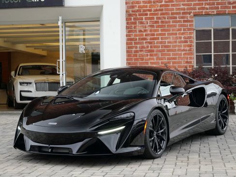Used 2023 McLaren Artura RWD image 13