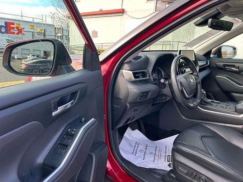 Certified 2024 Toyota Highlander XLE image 9