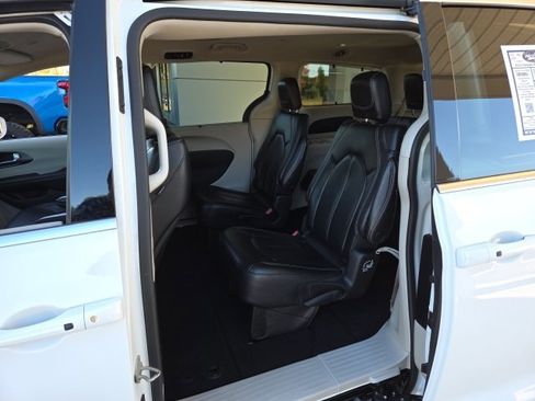 Used 2022 Chrysler Pacifica Touring-L image 92