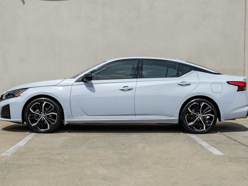 Used 2023 Nissan Altima 2.5 SR w/ SR Premium Package image 14