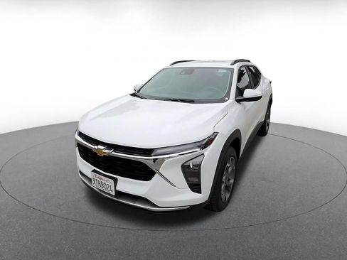 Used 2025 Chevrolet Trax LT FWD image 4