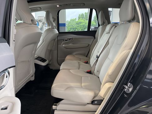 Used 2022 Volvo XC90 T5 Momentum w/ Climate Package AWD/4WD image 32