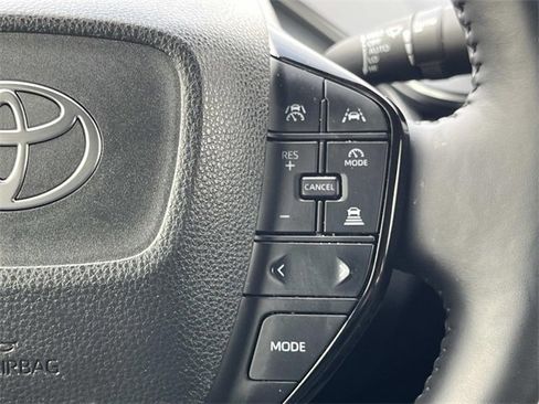 Used 2025 Toyota Prius XLE image 28
