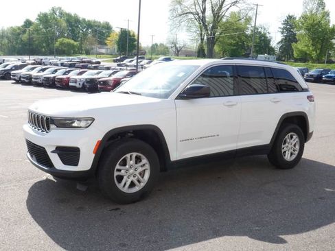 Used 2023 Jeep Grand Cherokee Laredo AWD/4WD image 6