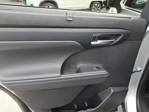 Used 2023 Toyota Highlander XLE AWD/4WD image 10