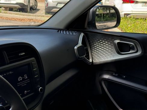 Used 2025 Kia Soul LX w/ LX Technology Package FWD image 31