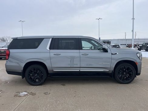Used 2023 GMC Yukon XL SLT image 2