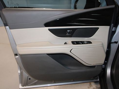 Used 2025 Lincoln Nautilus Premier image 5