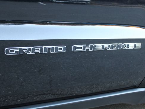 Used 2021 Jeep Grand Cherokee Limited w/ Luxury Group II image 24