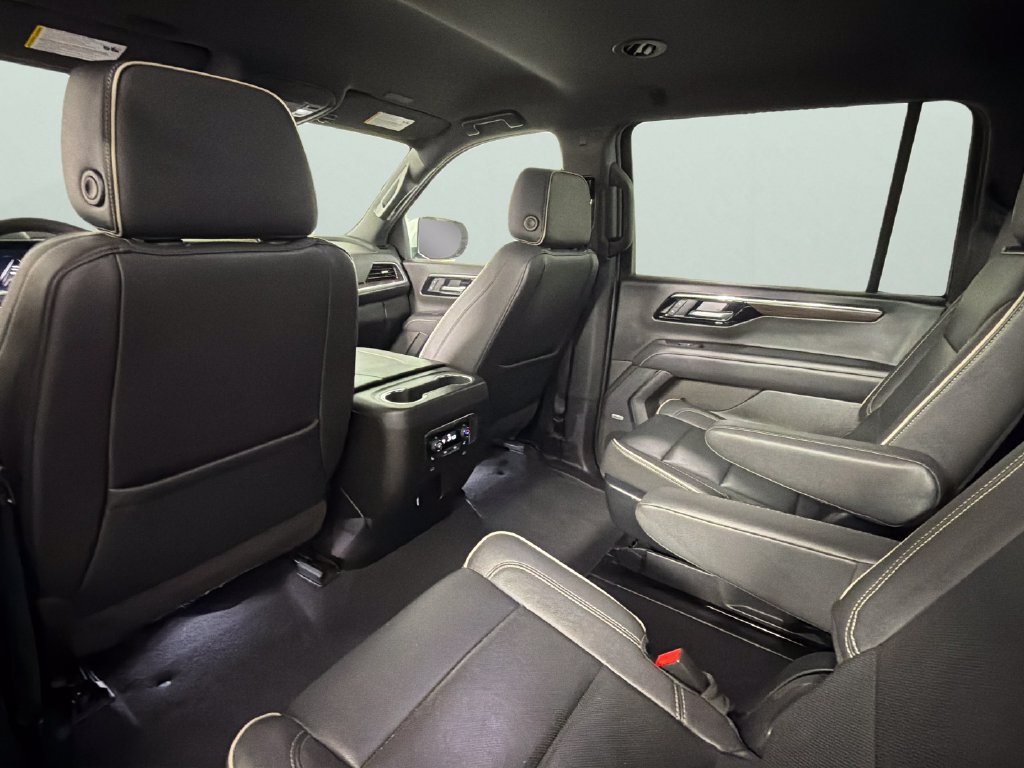 Used 2025 Chevrolet Suburban Premier RWD image 26