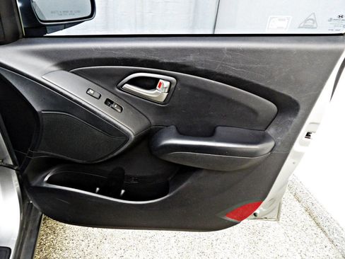 Used 2012 Hyundai Tucson GLS image 11