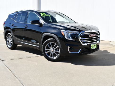 Used 2024 GMC Terrain SLT image 2