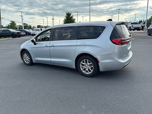 Used 2024 Chrysler Pacifica Touring-L FWD image 14