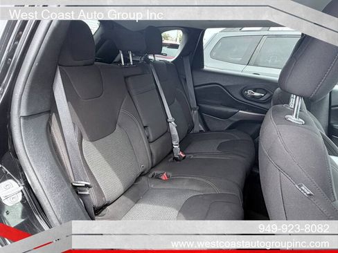 Used 2019 Jeep Cherokee Latitude w/ Popular Appearance Group image 9