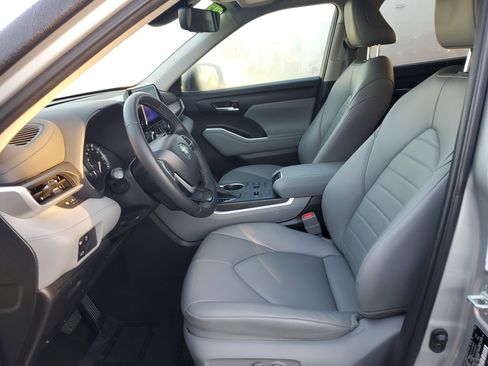 Used 2023 Toyota Highlander XLE image 11