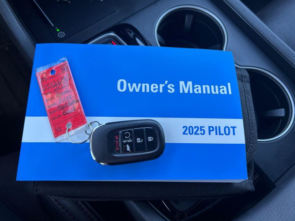 Certified 2025 Honda Pilot Black Edition image 34