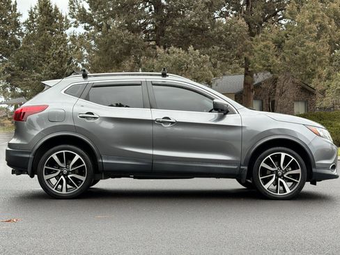 Used 2018 Nissan Rogue Sport SL image 3