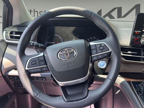 Used 2023 Toyota Sienna XLE FWD image 12