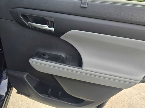 New 2026 Toyota Highlander XLE image 13