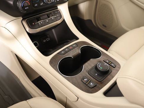 Used 2022 GMC Acadia Denali w/ Trailering Package FWD image 9