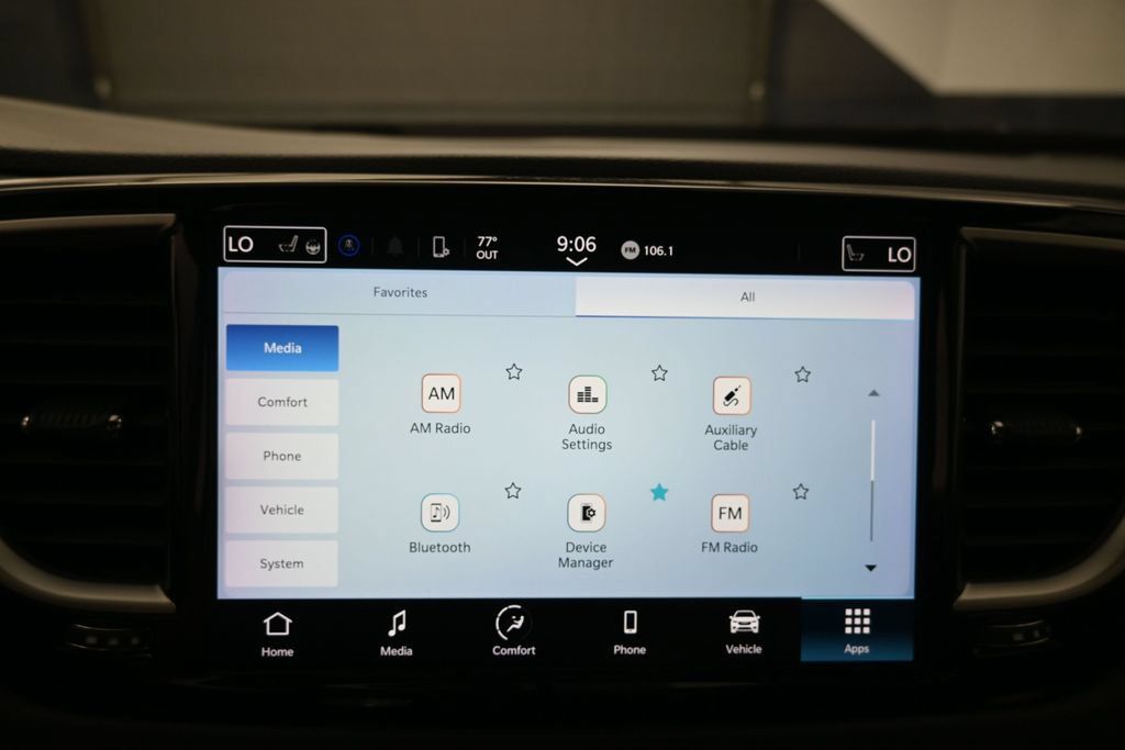 Used 2023 Chrysler Pacifica Touring-L FWD image 11