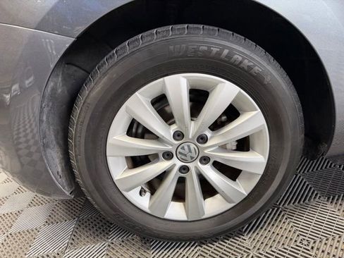 Used 2018 Volkswagen Beetle 2.0T SE image 32