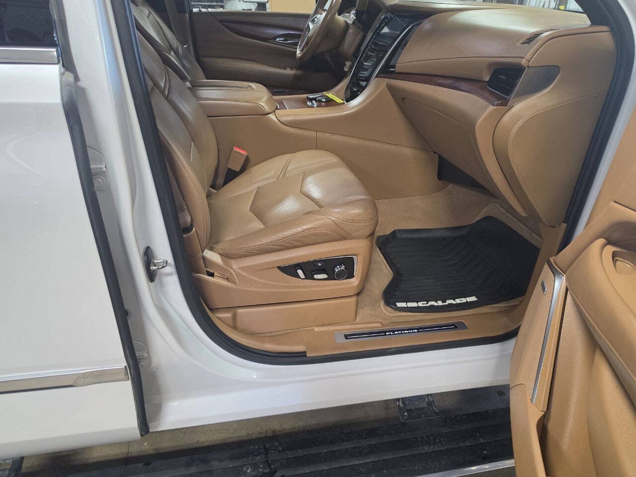 Used 2017 Cadillac Escalade Platinum AWD/4WD image 14