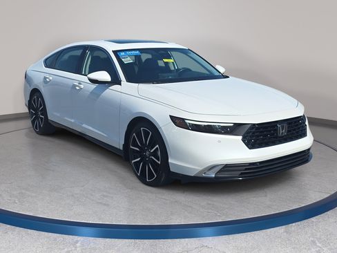 Used 2023 Honda Accord Touring image 3