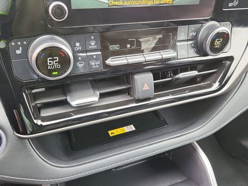 Used 2024 Toyota Highlander XLE image 26