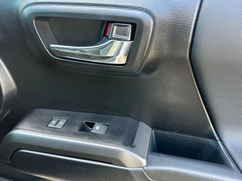 Used 2022 Toyota Tacoma TRD Off-Road image 17