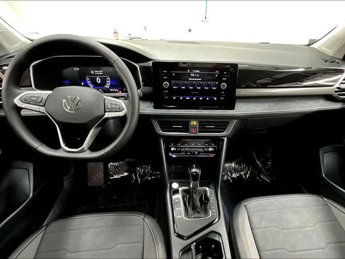 New 2026 Volkswagen Taos SE image 7