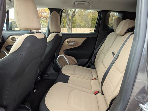 Used 2018 Jeep Renegade Latitude w/ Safety & Security Group image 10