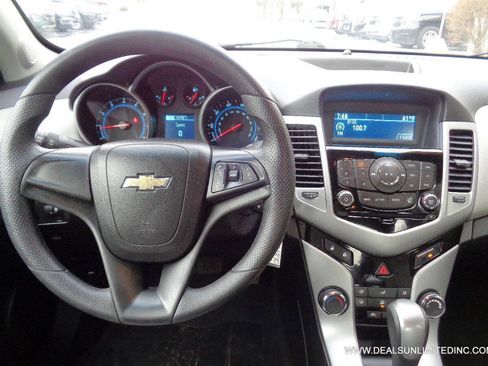 Used 2014 Chevrolet Cruze LS image 9