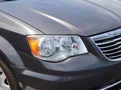 Used 2016 Chrysler Town & Country Touring FWD image 6