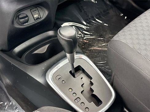 Used 2015 Toyota Yaris L image 21