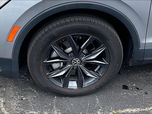 Used 2023 Volkswagen Tiguan SE w/ Panoramic Sunroof Package FWD image 9