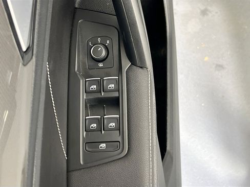 Used 2022 Volkswagen Tiguan SE R-Line image 17