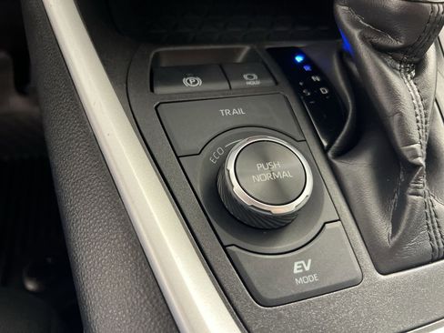 Used 2024 Toyota RAV4 LE image 33