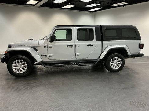 Used 2023 Jeep Gladiator Sport image 2