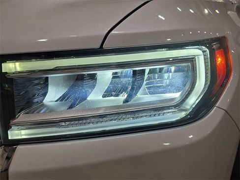 Used 2023 GMC Acadia SLT w/ Technology Package image 31