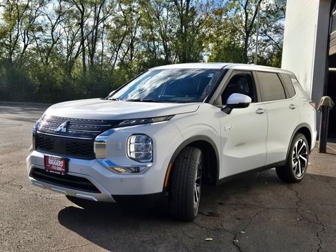 New 2025 Mitsubishi Outlander SE image 3