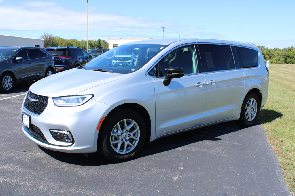Used 2024 Chrysler Pacifica Touring-L FWD image 3