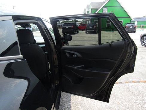 Used 2025 Chevrolet Trax RS FWD image 20