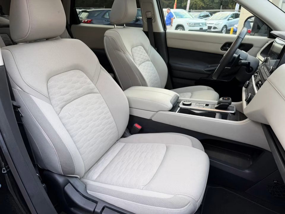 Used 2025 Nissan Pathfinder SV w/ SV Premium Package AWD/4WD image 18